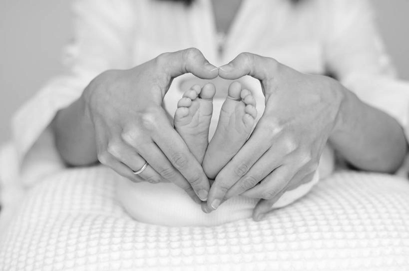 婴儿,儿童,成年人,两个人,家庭,母亲,儿子,横图,黑白,室内,纯洁,西班牙,连接,小孩,温暖,温馨,一家人,赤脚,可爱,人体,摄影,活泼,和睦,关爱,宝宝,脚掌,足,纯真,烂漫,无邪,想法,伶俐,天真,男性,女人,孩子,心型,爱,融洽