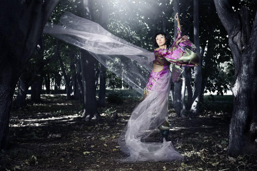 成年人,中年人,一个人,横图,室外,白天,神秘,森林,日光,哈萨克斯坦,仅一个女性,仅一个人,日本文化,网,半空,拿着,树,仅一个中年女性,思考,摄影,女巫,阿拉木图,女人,女性,中年女性,彩图,传统服装