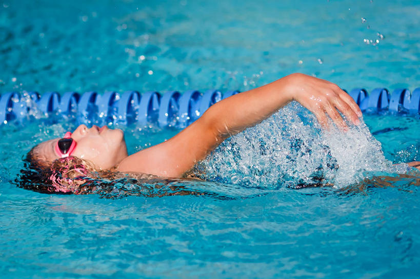 游泳,儿童,脸,头,脸颊,一个人,游泳池,横图,室外,白天,纯洁,水,美国,仅一个女性,仅一个人,眼镜,泳镜,肩膀,小孩,蓝色,游泳眼镜,仅一个小孩,可爱,童年,童趣,摄影,童真,烂漫,无邪,吉尔伯特,天真,女孩,女人,女性,孩子,头部,脸部,脸蛋,面部,休闲活动,彩图,女生