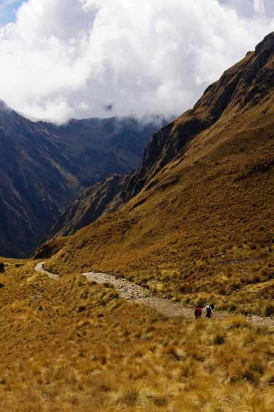 两个人,竖图,室外,白天,旅游,度假,美景,山,山脉,雾,街道,路,秘鲁,地形,景观,云,宏伟,娱乐,风景,天空,自然,享受,休闲,景色,南美,放松,摄影,宁静,南美洲,拉丁美洲,自然风光,美洲,秘鲁共和国,印加遗迹,马丘比丘,库斯科,首府,亚美利加洲,南亚美利加洲,玉米之仓,下移,安地斯山脉,库斯科省,冒险,步行,彩图,库斯科大区