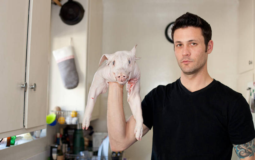 成年人,中年人,脸,头,脸颊,一个人,横图,室内,正面,信心,厨房,美国,仅一个男性,仅一个人,仅一个中年男性,准备,食品,T恤,拿着,休闲装,猪肉,饮食,纹身,肩膀,摄影,加利福尼亚,肖像,帕萨迪纳,男人,男性,中年男性,头部,脸部,脸蛋,面部,彩图