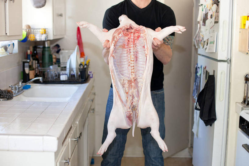 成年人,中年人,一个人,站,横图,室内,白天,厨房,美国,仅一个男性,仅一个人,仅一个中年男性,准备,冰箱,食品,拿着,休闲装,猪肉,饮食,摄影,清新,加利福尼亚,帕萨迪纳,男人,男性,中年男性,彩图