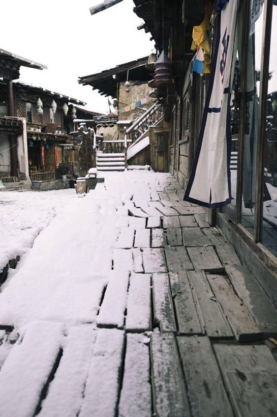 无人,竖图,室外,白天,雪,门,建筑,木制,屋顶,天空,寒冷,摄影,宁静,云南省,香格里拉县,彩图