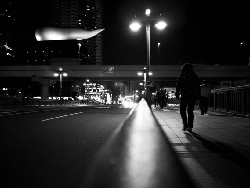 一个人,横图,黑白,室外,夜晚,建筑,路,路灯,东京,日本,阴影,日本文化,反射,小路,桥,首都,联系,地标建筑,摄影,照亮,浅草,步行