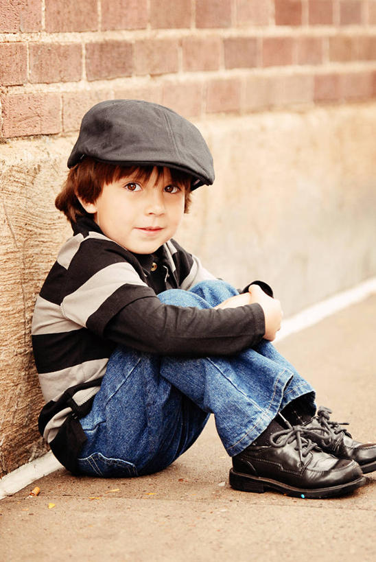 儿童,一个人,坐,微笑,竖图,室外,白天,满意,幸福,纯洁,鞋子,美国,仅一个男性,仅一个人,条纹,人行道,休闲装,砖墙,小孩,靠,靠着,仅一个小孩,鸭舌帽,放松,可爱,童年,童趣,摄影,抱膝,亚利桑那,肖像,童真,烂漫,无邪,旗杆市,天真,男孩,男人,男性,孩子,屈膝,彩图,男生,软帽