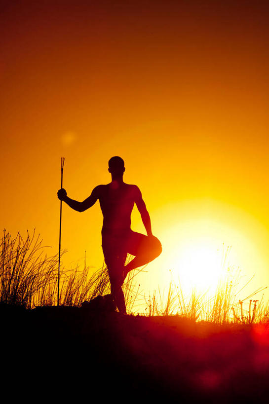 成年人,一个人,站,竖图,室外,正面,安全,山,太阳,日光,澳大利亚,仅一个男性,沙子,拿着,自然,橙色,摄影,剪影,矛,南澳大利亚,滨草,彩图,独处