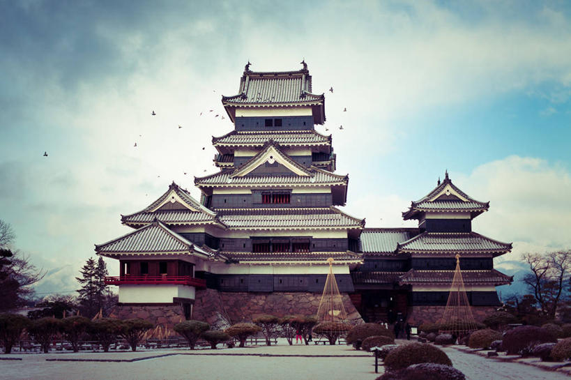 无人,横图,室外,白天,仰视,自由,雪,建筑,日本,一群,许多,日本文化,鸟类,城堡,云,很多,历史,飞,地标建筑,寒冷,摄影,松本城,彩图,低角度拍摄