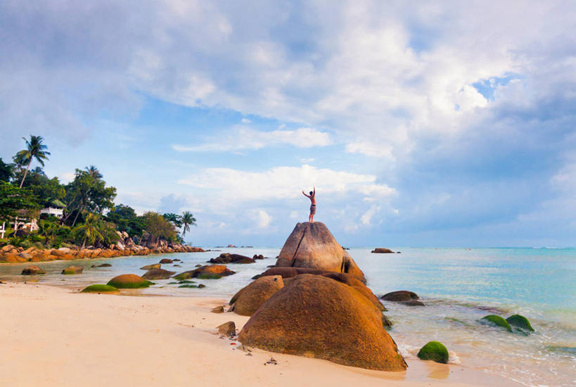 西方人,成年人,一个人,站,横图,室外,白天,度假,自由,海洋,欧洲,泰国,欧洲人,仅一个男性,仅一个人,沙子,水平线,云,苔藓,树,仅一个年轻男性,风景,天空,摄影,享乐,岩层,苏梅岛,男人,男性,年轻男性,白种人,年轻人,海滩,岩石,休闲活动,彩图