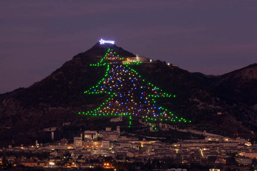 无人,教堂,横图,室外,夜晚,度假,美景,山,城市风光,城市,建筑,意大利,圣诞节,庆祝,景观,圣诞树,娱乐,树,自然,享受,休闲,景色,放松,摄影,宗教,照亮,基督教,万里无云,佩鲁贾,古比奥,彩图,传统文化