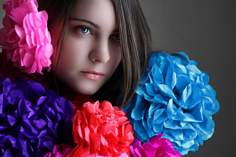 西方人,成年人,脸,头,脸颊,一个人,横图,特写,正面,英国,欧洲,欧洲人,仅一个年轻女性,仅一个女性,仅一个人,黑色背景,肩膀,纸花,思考,个性,凝视,摄影,多样,柴郡,年轻女性,女人,女性,白种人,年轻人,头部,脸部,脸蛋,面部,彩图,影棚拍摄