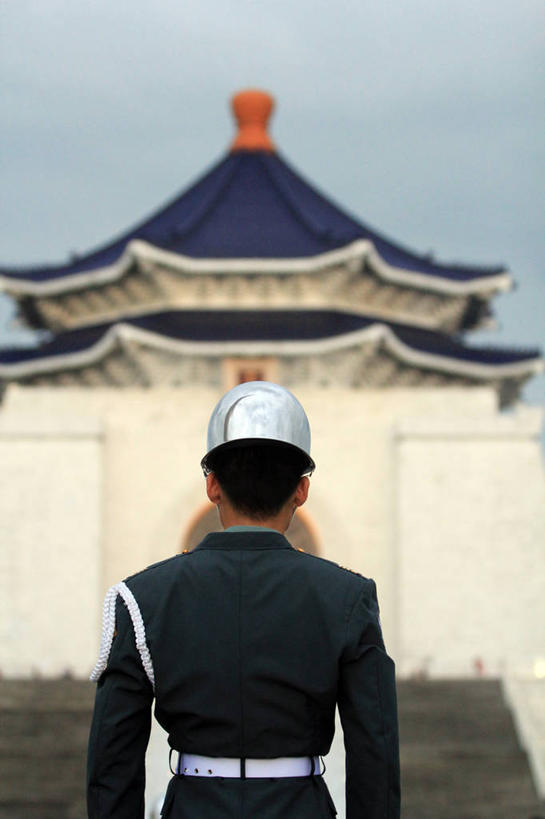 成年人,一个人,站,竖图,室外,白天,骄傲,建筑,台湾,仅一个男性,头盔,头饰,首都,腰带,背面,地标建筑,摄影,纪念,留念,记忆,怀念,仪仗队,台北,半身,彩图,传统文化