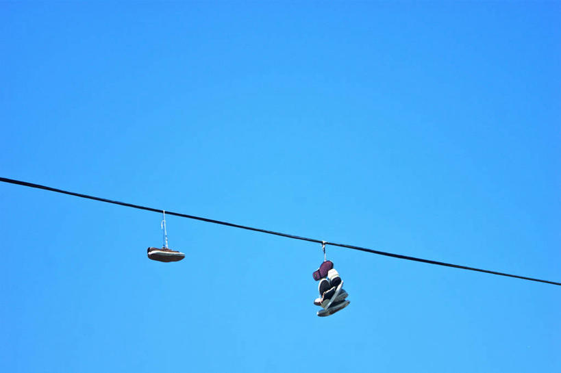 无人,横图,室外,白天,仰视,鞋子,纽约,美国,吊挂,悬挂,挂,摄影,多样,不幸,纽约州,万里无云,彩图,低角度拍摄,电力电缆