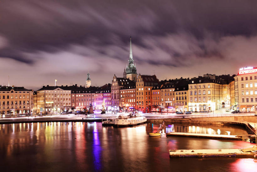 无人,横图,室外,夜晚,长时间曝光,河流,天际线,城市,建筑,船,瑞典,反射,云,尖顶,首都,天空,运输,摄影,照亮,斯德哥尔摩,彩图,老城