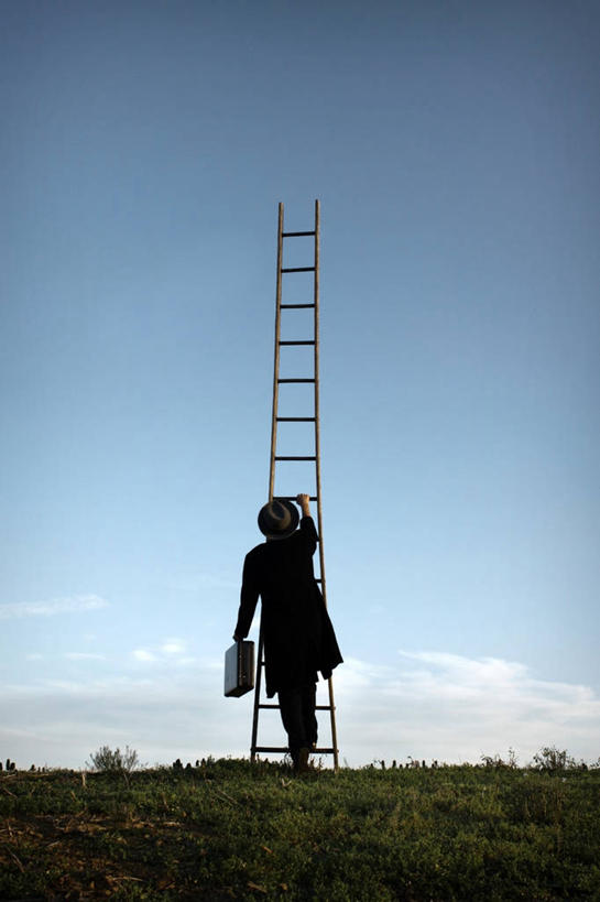 成年人,一个人,攀登,竖图,室外,白天,帽子,美国,仅一个男性,公文包,梯子,地平线,田地,辽阔,地面,拿着,外套,背面,绿色,广阔,摄影,一望无际,成就,延伸,渴望,晋升,万里无云,天地相交,维吉尼亚,无边无际,一马平川,进展,开端,彩图