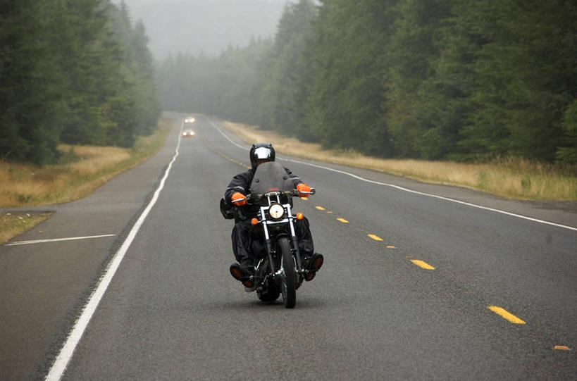 成年人,一个人,横图,室外,旅途,雾,汽车,照明,美国,仅一个男性,一排,整齐,头盔,头饰,干草,黎明,车,灯,树,排列,手套,灯具,交通工具,运输,摄影,自驾游,照亮,照明设备,队列,清新,载具,前照灯,前大灯,车前灯,茄克,彩图,林荫大道