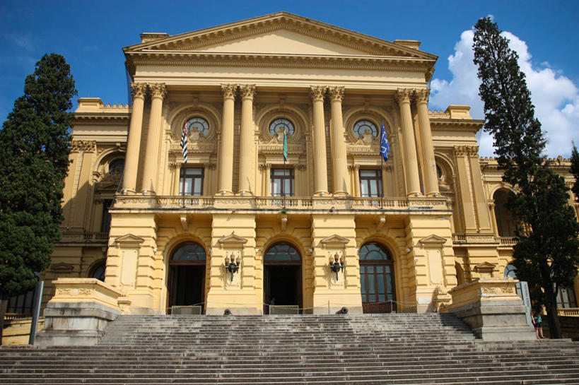 无人,博物馆,横图,室外,白天,仰视,窗户,建筑,旗帜,玻璃,巴西,柱子,云,树,天空,摄影,踏步,圣保罗州,巴西文化,彩图,低角度拍摄