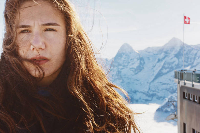 西方人,成年人,脸,头,脸颊,一个人,横图,室外,白天,山,山脉,雪,旗帜,瑞士,欧洲,欧洲人,仅一个年轻女性,仅一个女性,仅一个人,首都,伯尔尼,肩膀,思考,寒冷,摄影,年轻女性,女人,女性,白种人,年轻人,头部,脸部,脸蛋,面部,彩图,旅行