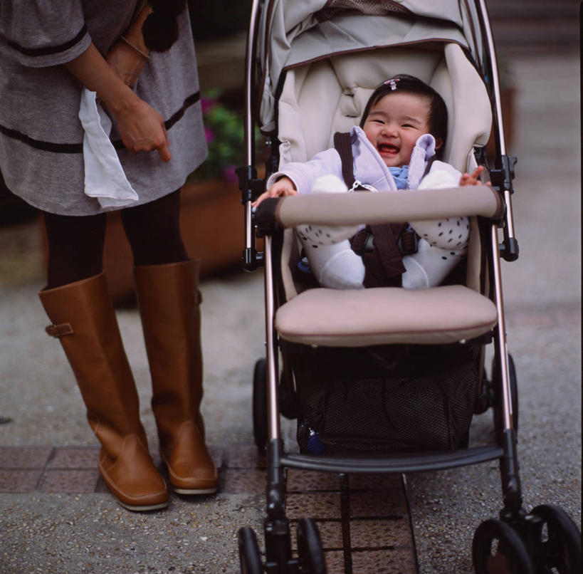 婴儿,儿童,成年人,中年人,两个人,家庭,母亲,女儿,坐,微笑,横图,室外,白天,正面,婴儿服装,快乐,纯洁,地板,香港,雨鞋,手帕,小孩,温暖,温馨,一家人,可爱,摄影,活泼,和睦,关爱,宝宝,纯真,烂漫,无邪,折叠童车,无忧无虑,伶俐,天真,女性,中年女性,亚洲人,中国人,孩子,彩图,爱,融洽