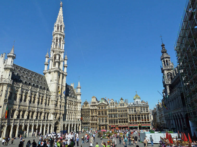 广场,宫殿,横图,室外,白天,城市,道路,建筑,街道,路,公路,比利时,柱子,尖顶,交通,首都,许多人,历史,一群人,摄影,欧洲文化,布鲁塞尔,布鲁塞尔大广场,万里无云,马路,彩图