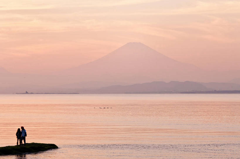 成年人,两个人,站,横图,室外,海洋,日落,山,富士山,日本,连接,岛,晚霞,霞光,云,落日,神奈川县,浪漫,风景,天空,黄昏,彩霞,摄影,剪影,江之岛,夕照,薄暮,异性恋,男人,女人,岩石,夕阳,彩图,爱,傍晚,斜阳