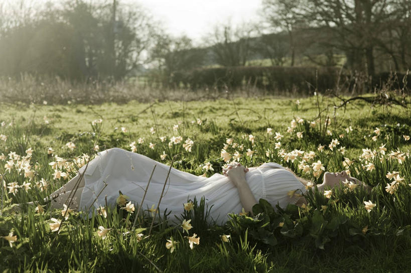 西方人,成年人,一个人,躺,横图,室外,白天,侧面,水仙花,英国,欧洲,欧洲人,仅一个年轻女性,仅一个女性,仅一个人,首都,休闲装,树,天空,看,放松,摄影,园林,梦想,渴望,赫特福德郡,年轻女性,女人,女性,白种人,年轻人,休闲活动,仰卧,彩图,白日梦