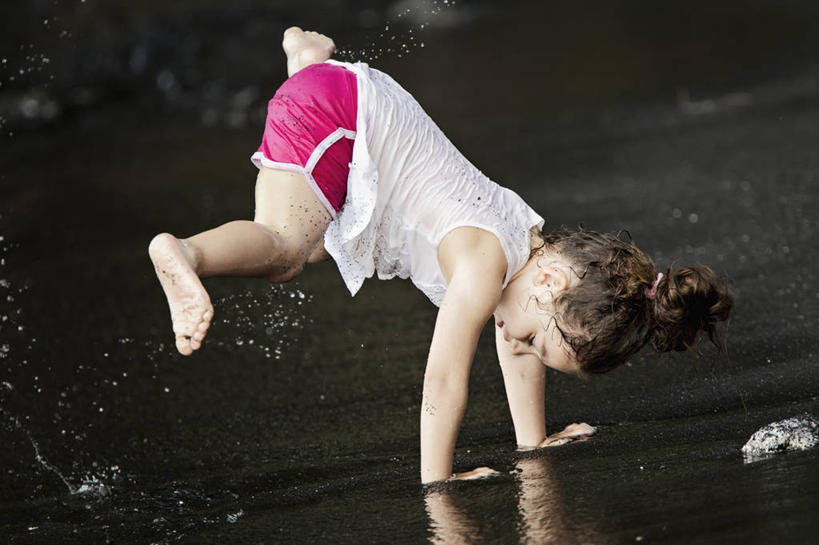 儿童,一个人,横图,室外,白天,纯洁,海洋,美国,仅一个女性,仅一个人,短裤,服装,海岸线,水花,注视,休闲装,小孩,衣服,观察,看,仅一个小孩,可爱,童年,童趣,摄影,服饰,观看,张开双腿,察看,马尾辫,享乐,衣着,穿着,关注,童真,烂漫,无邪,夏威夷群岛,写实,恶作剧,衣饰,展开双腿,太平洋岛屿,天真,女孩,女人,女性,孩子,海滩,彩图,欢乐,女生,伸展双腿,黑沙