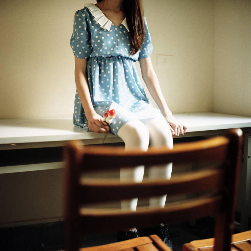 成年人,一个人,坐,方图,室内,白天,桌子,椅子,台湾,仅一个女性,拿着,休闲装,食用菌,摄影,彩图,独处