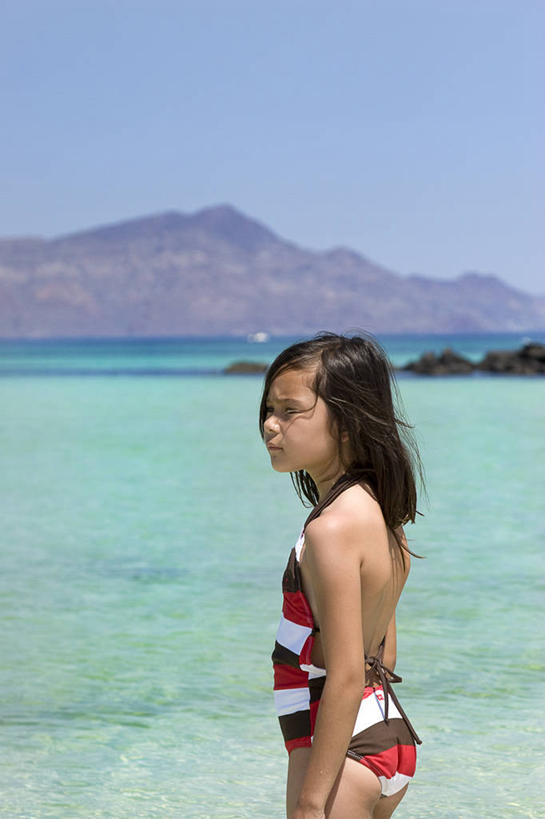 西方人,儿童,头发,一个人,站,竖图,室外,白天,侧面,泳装,度假,纯洁,海洋,山,山脉,墨西哥,欧洲,欧洲人,仅一个女性,仅一个人,岛,小孩,黑色,自然,仅一个小孩,思考,放松,可爱,童年,童趣,摄影,热带气候,清新,童真,东亚人,烂漫,无邪,科罗纳多岛,下加利福尼亚州,天真,女孩,女人,女性,白种人,孩子,海滩,休闲活动,半身,泳衣,短发,女生,菲律宾人