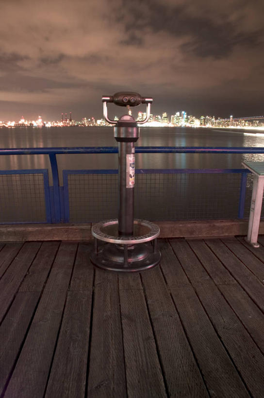 无人,栏杆,码头,竖图,室外,夜晚,度假,仪器,科技,美景,天际线,城市风光,城市,加拿大,眺望,检查,研究,反射,分析,科学,木制,望远镜,景观,云,娱乐,天空,黄昏,观察,享受,休闲,景色,放松,清晰,探索,摄影,放大,观看,宁静,仔细,照亮,科研,科学技术,瞭望,聚焦,关注,市区,远视镜,瞭望镜,光学,清楚,温哥华,大不列颠哥伦比亚,海港,投币式望远镜,光学仪器,千里镜