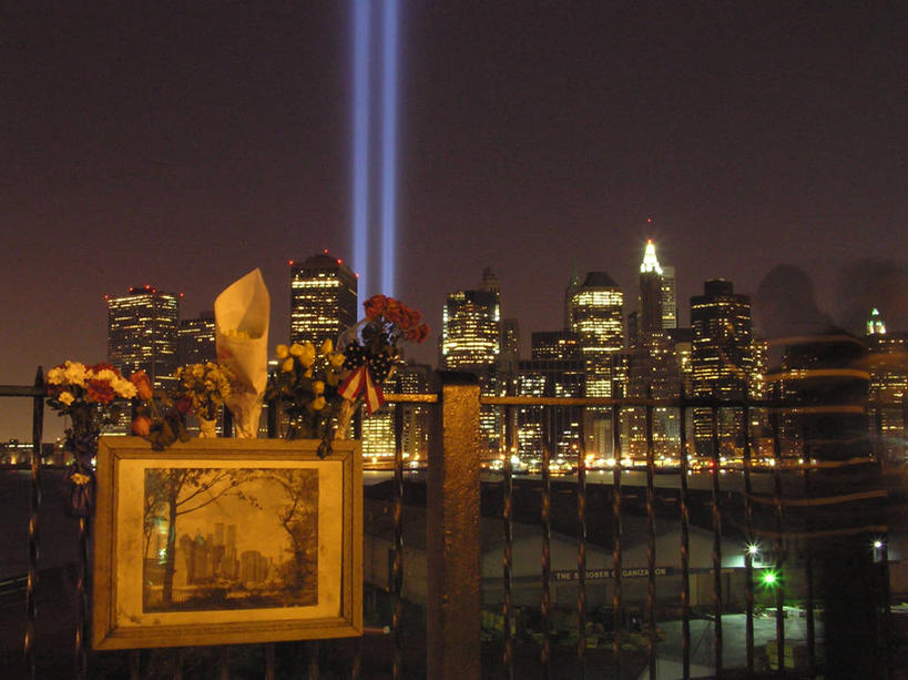 无人,栏杆,横图,室外,夜晚,正面,度假,激光,河流,美景,城市风光,城市,建筑,摩天大楼,相框,纽约,美国,生气,光束,景观,流水,纪念碑,曼哈顿,光亮,历史,娱乐,画框,花,地标建筑,享受,休闲,办公大楼,景色,放松,摄影,纪念,留念,照亮,照明设备,记忆,怀念,美国文化,纽约州,尊敬,恐怖主义,团结,金融区,旅行,社会问题