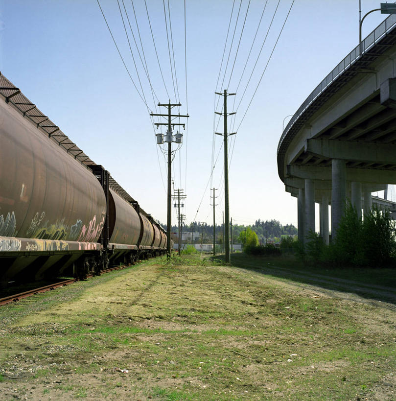 无人,竖图,室外,白天,仰视,建筑,路,铁路,公路,加拿大,形状,弯曲,电缆,柱子,桥,轨道,集装箱,交通,铁轨,联系,货柜,草,天空,箱子,运输,摄影,能源,物流,万里无云,温哥华,大不列颠哥伦比亚,低角度拍摄,输电塔,电力电缆