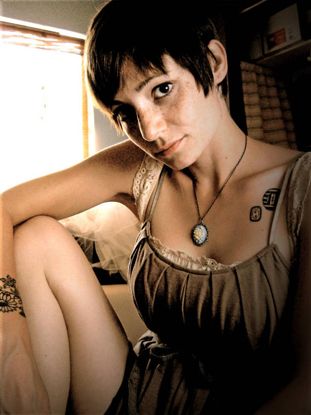 西方人,成年人,一个人,坐,微笑,竖图,室内,特写,白天,正面,时尚,满意,信心,窗户,项链,珠宝,欧洲,美国,欧洲人,仅一个年轻女性,仅一个女性,仅一个人,休闲装,纹身,衣服,思考,个性,摄影,雀斑,近景,肖像,雷丁,年轻女性,女人,女性,白种人,年轻人,短发,北加利福尼亚州