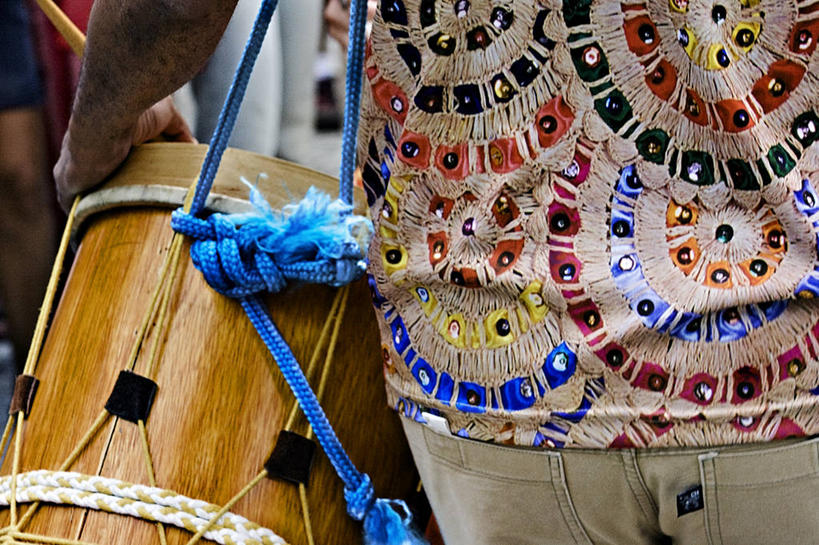 一个人,横图,室外,特写,白天,巴西,朦胧,模糊,鼓,乐器,音乐,拿着,休闲装,背面,衣服,南美,摄影,早晨,里约热内卢,里约热内卢州,舞蹈,传统文化,民间音乐