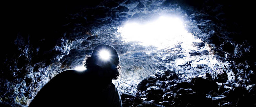 西方人,成年人,脸,头,脸颊,一个人,横图,全景,室外,白天,仰视,探险,欧洲,美国,欧洲人,仅一个男性,仅一个人,隧道,光亮,极限运动,肩膀,仅一个年轻男性,探索,摄影,照亮,北美,北美洲,美洲,手电筒,户外活动,北亚美利加洲,亚美利加洲,爱达荷,冒险,男人,男性,年轻男性,白种人,年轻人,头部,脸部,脸蛋,面部,低角度拍摄,头灯,美利坚合众国
