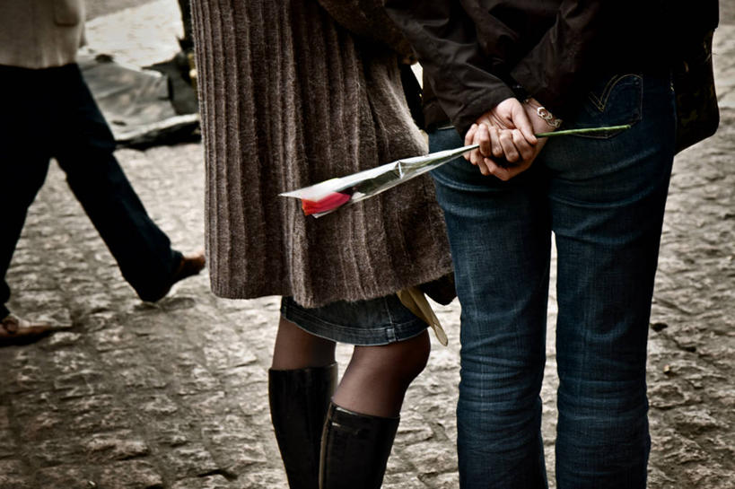 成年人,三个人,人群,横图,室外,白天,仰视,玫瑰,西班牙,首都,浪漫,拿着,休闲装,衣服,马德里,摄影,惊奇,背手,马德里省,伊比利亚半岛,男人,男性,女人,女性,步行,低角度拍摄,爱