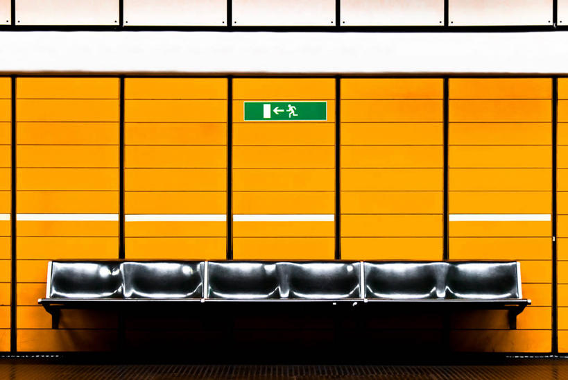 无人,横图,室外,通讯,家具,指示牌,车站,德国,欧洲,一排,整齐,标志,文字,墙,地铁站,方向,标识,箭头,座位,排列,运输,摄影,指导,指向,西欧,队列,中欧,德意志联邦共和国,簇,波恩,莱茵兰.普法尔茨州