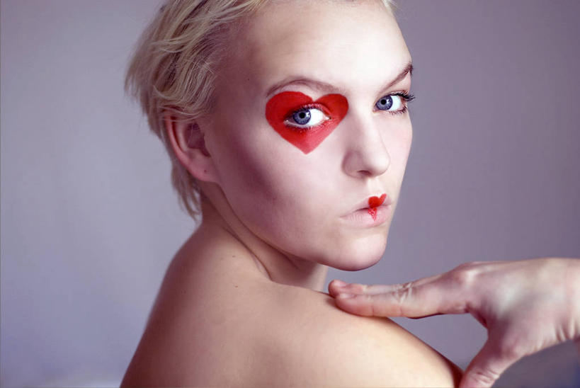 西方人,成年人,脸,头,眼睛,嘴,脸颊,一个人,横图,室内,特写,时尚,性感,英国,欧洲,欧洲人,瞳孔,仅一个年轻女性,仅一个女性,仅一个人,肩膀,衣服,红色,看,凝视,人体,眼部,摄影,北欧,肖像,诺福克,想法,尤物,年轻女性,女人,女性,白种人,年轻人,心型,头部,口,口腔,脸部,脸蛋,面部,眼,嘴巴,嘴唇,触摸,影棚拍摄,爱