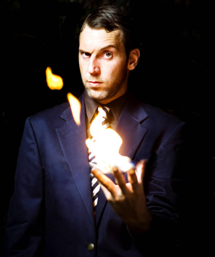 成年人,中年人,脸,头,脸颊,一个人,站,竖图,室内,特写,正面,火,美国,仅一个男性,仅一个人,仅一个中年男性,黑色背景,套装,火焰,燃烧,热,拿着,肩膀,衣服,黑色,看,凝视,摄影,肖像,德克萨斯,奥斯汀镇,想法,男人,男性,中年男性,头部,脸部,脸蛋,面部,影棚拍摄,态度