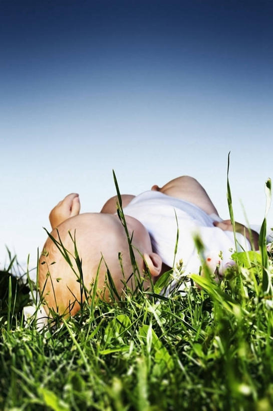 西方人,婴儿,儿童,一个人,躺,竖图,室外,特写,白天,婴儿服装,纯洁,瑞典,欧洲,欧洲人,仅一个人,草,小孩,衣服,天空,自然,个性,可爱,童年,摄影,活泼,环境,斯堪的纳维亚,近景,北欧,斯堪的那维亚,斯堪的那维亚半岛,斯堪的纳维亚半岛,宝宝,纯真,烂漫,无邪,斯堪狄纳维亚半岛,万里无云,瑞典王国,达拉纳省,伶俐,天真,白种人,孩子,仰卧,连身衣
