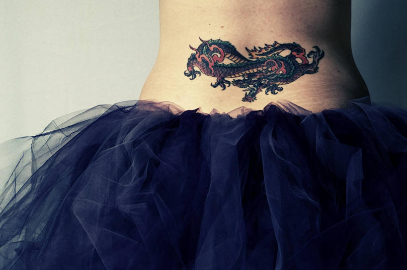 成年人,中年人,一个人,横图,室内,特写,白色背景,裙子,美国,龙,纹身,背面,紫色,白色,虚构,个性,短裙,摄影,创造力,科罗拉多州,芭蕾舞裙,芭蕾裙,丹佛,美术工艺,影棚拍摄