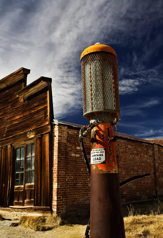 无人,竖图,室外,特写,白天,神秘,建筑,美国,文字,砖,房屋,云,草,自然,摄影,英文字母,环境,北美,北美洲,加利福尼亚,美洲,加州,加利福尼亚州,州立公园,金州,黄金州,北亚美利加洲,亚美利加洲,莫诺县,波地州立历史公园,危险,旅行,美利坚合众国