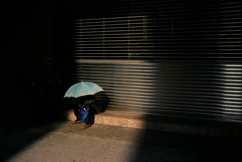 一个人,坐,横图,室内,室外,白天,夜晚,神秘,街道,香港,日光,朦胧,模糊,伞,光亮,拿着,休闲装,衣服,放松,遮,遮掩,摄影,保护,照亮,掩盖,遮挡,遮盖,九龙,掩饰,铜锣湾天后庙,独处