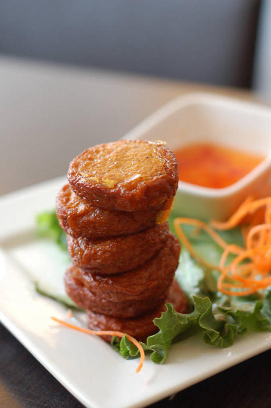 点心,面包,无人,竖图,俯视,室内,早餐,蔬菜,餐具,叶子,加拿大,一排,堆叠,新鲜,整齐,包裹,食品,面点,绿叶,饮食,食物,糕点,排列,盘子,嫩叶,摄影,有机食品,绿色食品,面包屑,队列,清新,健康食物,泰国食品,叶,叶片,海产,高角度拍摄