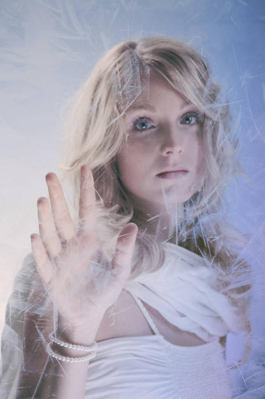 西方人,成年人,脸,头,脸颊,头发,一个人,站,竖图,室内,室外,特写,白天,正面,信心,窗户,德国,欧洲,欧洲人,仅一个年轻女性,仅一个女性,仅一个人,透明,休闲装,肩膀,衣服,天空,看,金色,凝视,摄影,生活方式,西欧,肖像,中欧,德意志联邦共和国,杜塞尔多夫,莱茵兰.普法尔茨州,年轻女性,女人,女性,白种人,年轻人,头部,脸部,脸蛋,面部,触摸