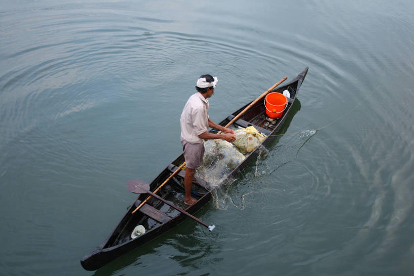 成年人,一个人,渔夫,站,横图,俯视,室外,白天,渔业,海洋,水,印度,仅一个男性,渔船,拿着,衣服,运输,摄影,生活方式,渔网,喀拉拉邦,印度次大陆,科钦,高角度拍摄,传统服装,传统文化,例行公事