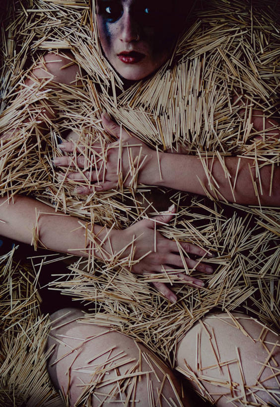 成年人,一个人,躺,竖图,俯视,室内,性感,餐具,美国,仅一个年轻女性,仅一个女性,仅一个人,覆盖,木制,牙签,摄影,北美,北美洲,恐怖,加利福尼亚,骚扰,美洲,加州,洛杉矶,加利福尼亚州,金州,黄金州,北亚美利加洲,亚美利加洲,尤物,天使之城,年轻女性,女人,女性,年轻人,仰卧,半身,高角度拍摄,县治,洛杉矶县,美利坚合众国,洛城,社会问题