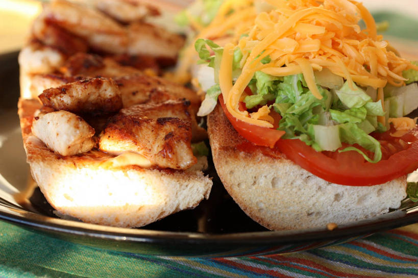 面包,奶酪,无人,横图,特写,白天,蔬菜,西红柿,餐具,叶子,加拿大,新鲜,莴苣,鸡肉,三明治,食品,绿叶,小吃,饮食,食物,盘子,嫩叶,摄影,有机食品,绿色食品,奶制品,清新,白肉,法式食品,法国文化,健康食物,欧洲文化,法式长棍面包,叶,叶片