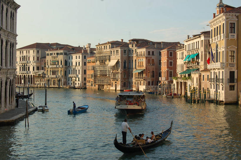 人群,站,坐,横图,室外,白天,城市,建筑,船,客轮,意大利,威尼斯,乘客,船夫,朦胧,模糊,流水,许多人,地标建筑,交通工具,一群人,运输,摄影,运河,舟,南欧,载具,意大利文化,旅行