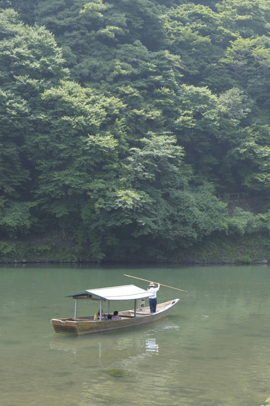 划船,成年人,脸,头,脸颊,三个人,人群,站,坐,吃,竖图,室外,白天,午餐,河流,船,帽子,日本,亚洲,朦胧,模糊,日本文化,反射,拿着,休闲装,饮食,肩膀,树,衣服,风景,自然,运输,摄影,京都府,桨,环境,东亚,本州,爱河,本州岛,日本国,近畿地方,近畿,异性恋,岚山,男人,男性,女人,女性,头部,脸部,脸蛋,面部,旅行,伴侣