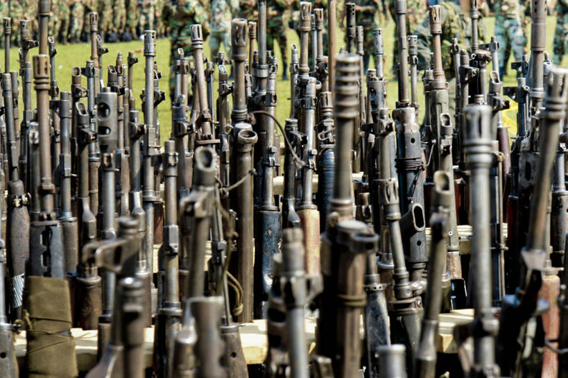 无人,横图,室外,特写,白天,竞争,哥伦比亚,一排,许多,对抗,丰富,整齐,并排,冲突,枪支,很多,草,排列,武器,南美,战争,摄影,多样,保护,暴力,顺序,威胁,队列,对立,矛盾,选择,机关枪,敌对,挫败,斗争,抗拒,抗衡,遣散,社会问题,挨着